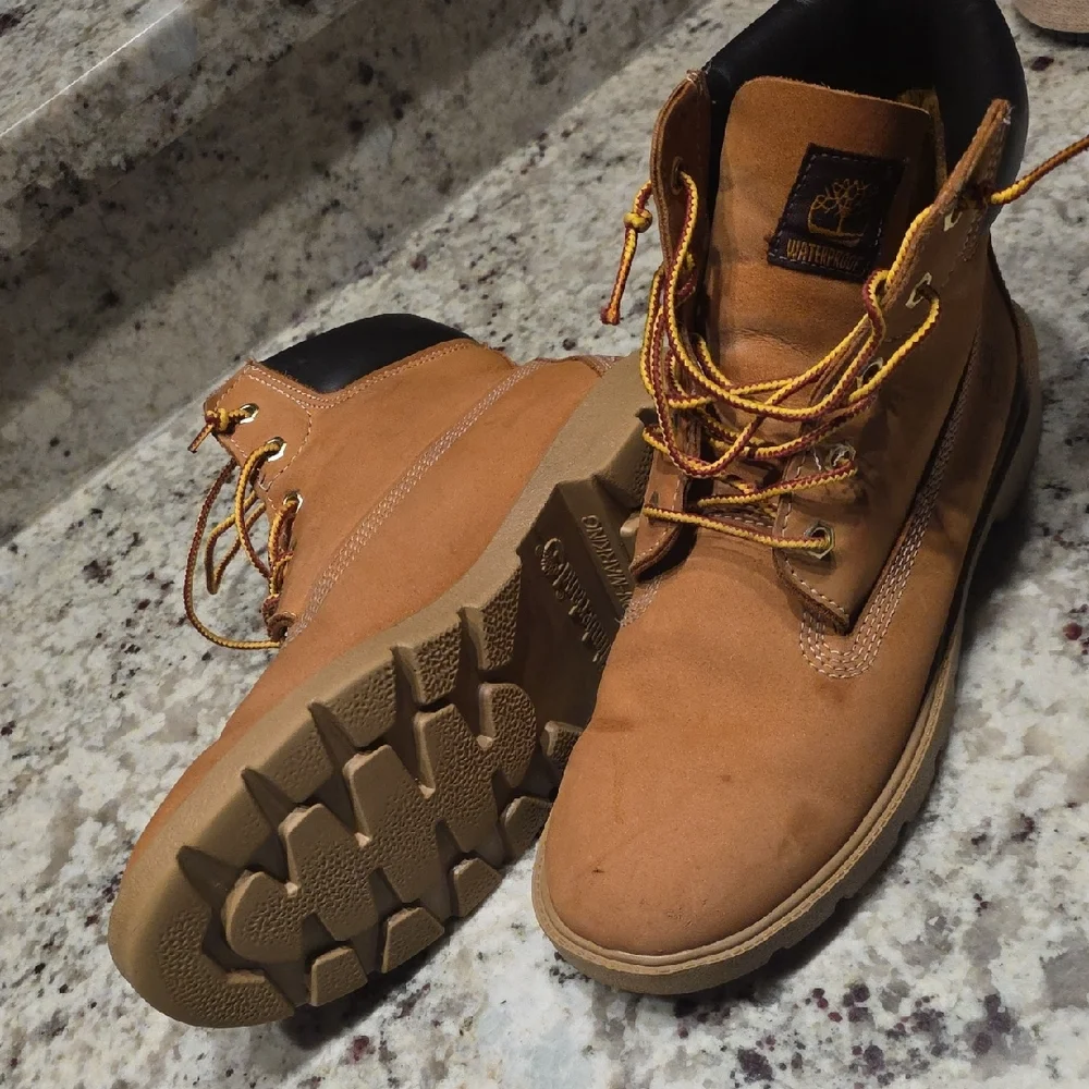 Timberlands Size 6.5 - Picture 5 of 9